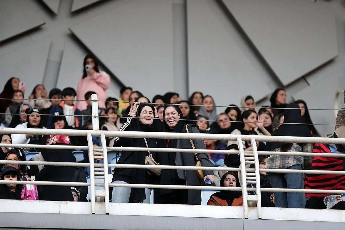 حضور زنان در ورزشگاه مشهد برای اولین بار در تاریخ+ تصویر حضور زنان در ورزشگاه مشهد برای اولین بار در تاریخ+ تصویر