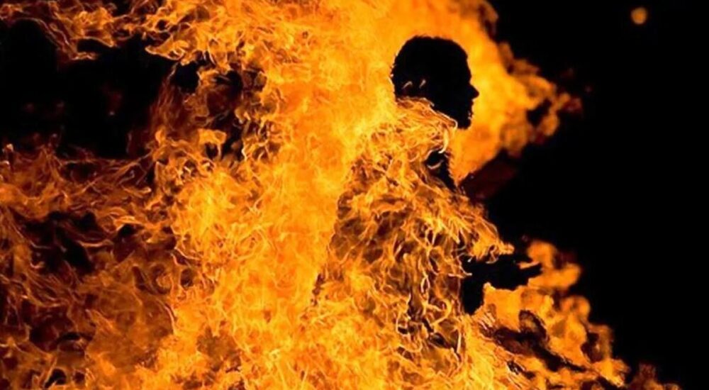 خودسوزی یک مرد مقابل دادگستری کرج/ علت حادثه چه بود، پرونده مهریه‌ یا دعوای ملکی؟