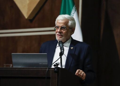 عارف: دانشگاه‌ها باید به نهاد علمی عمومی تبدیل شوند
