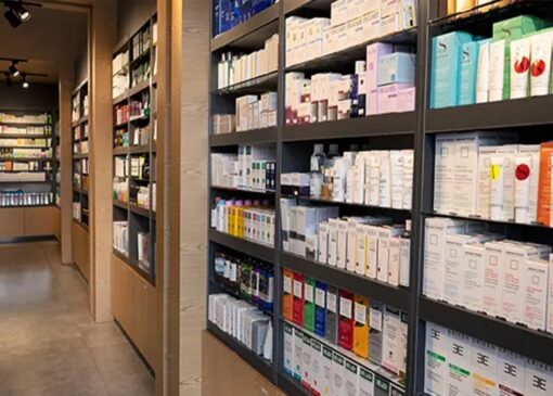 محیط داخلی داروخانه دکتر مریم کریمی در شیراز که قفسه های دارو در آن مشخص است