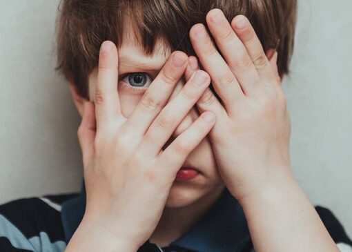 اخبار ناگوار با روان کودک چه می‌کند؟